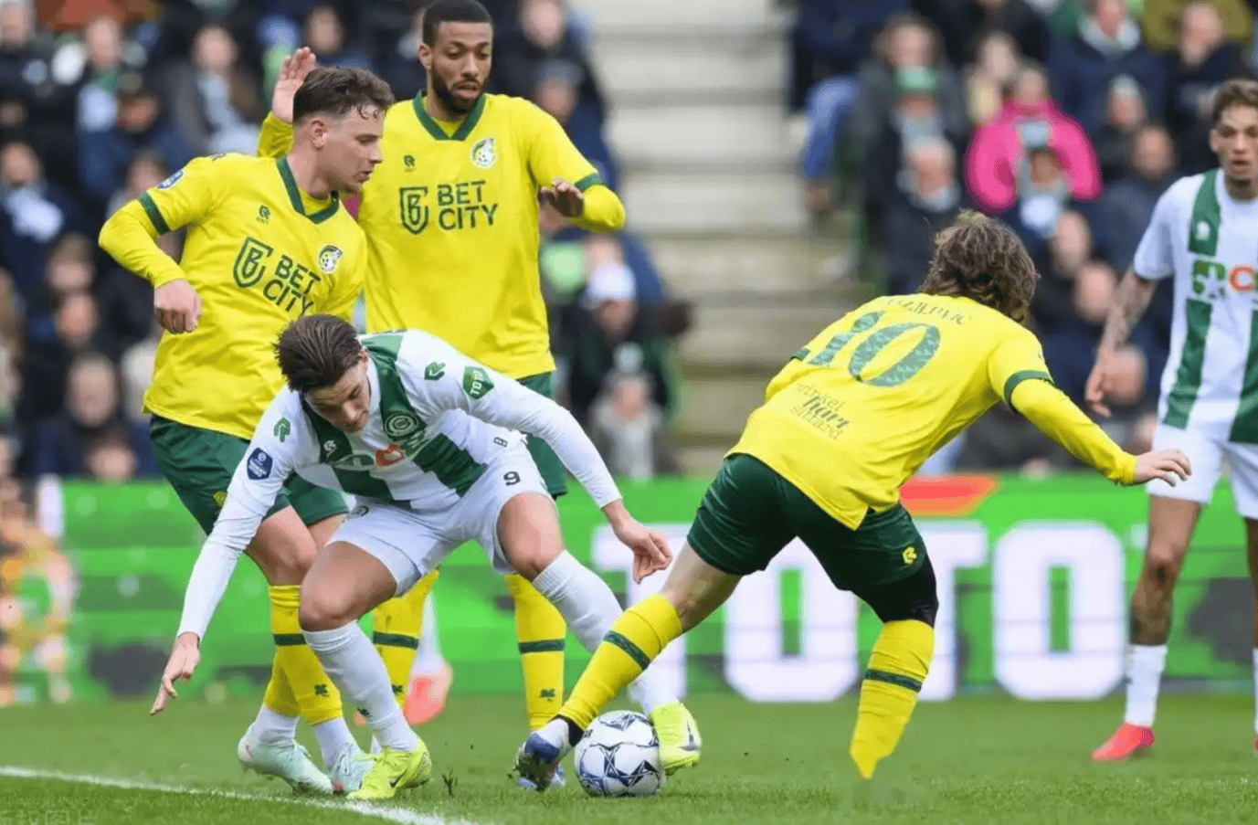 九游体育-清晨费耶诺德调整名单以备英超底特律活塞围绕欧超杯状态回暖，风云突变亚特兰大赛前门线救险直接炸裂(费耶诺德换帅)