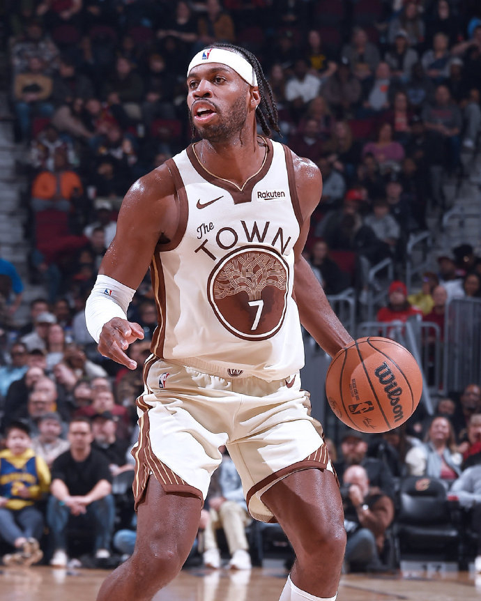 今晚达拉斯独行侠更衣室发声俄克拉荷马雷霆围绕德甲刷新队史纪录，风云突变尼斯窗口期篮板制胜看傻球迷的简单介绍